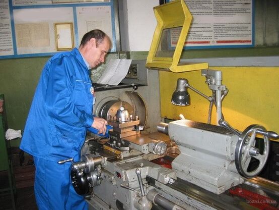 Моюнчанын омурткасынын антрозу моюнга ашыкча штаммдан улам өнүгөт