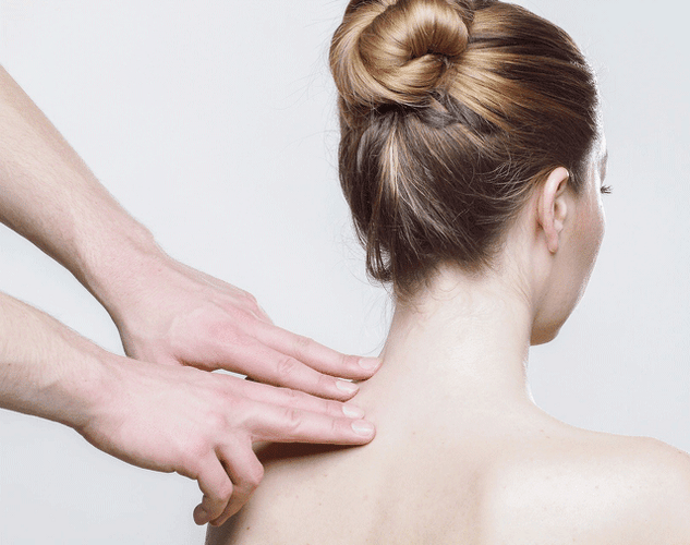 Аялдын моюн массажы